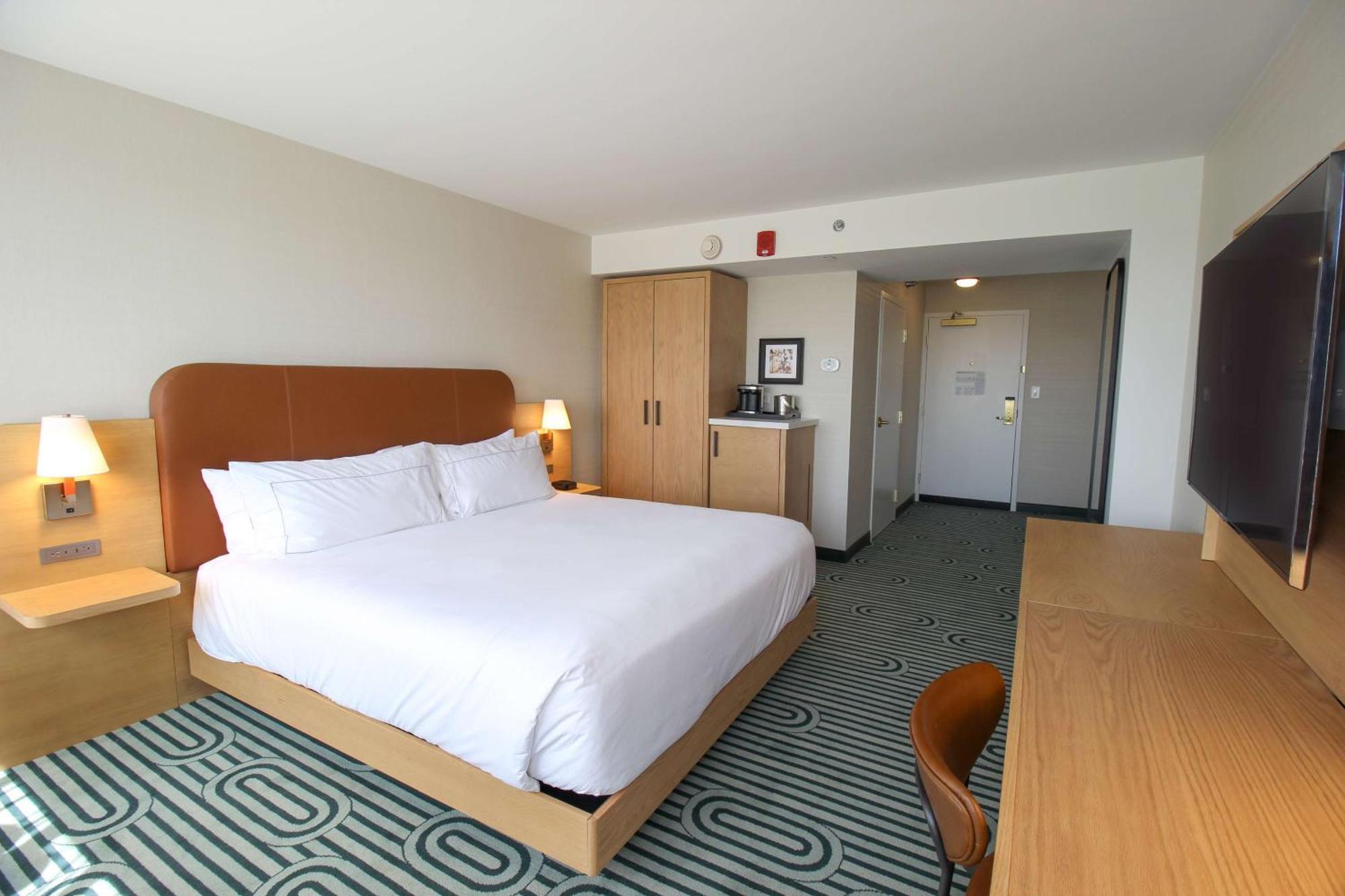 King Room Bath Tub Mobility or Hearing Access,1623657330:JPEG